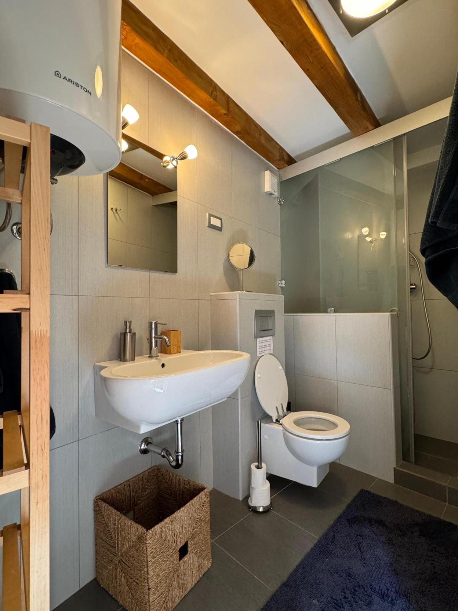 Kate'S Townhouse Lägenhet Buzet Exteriör bild